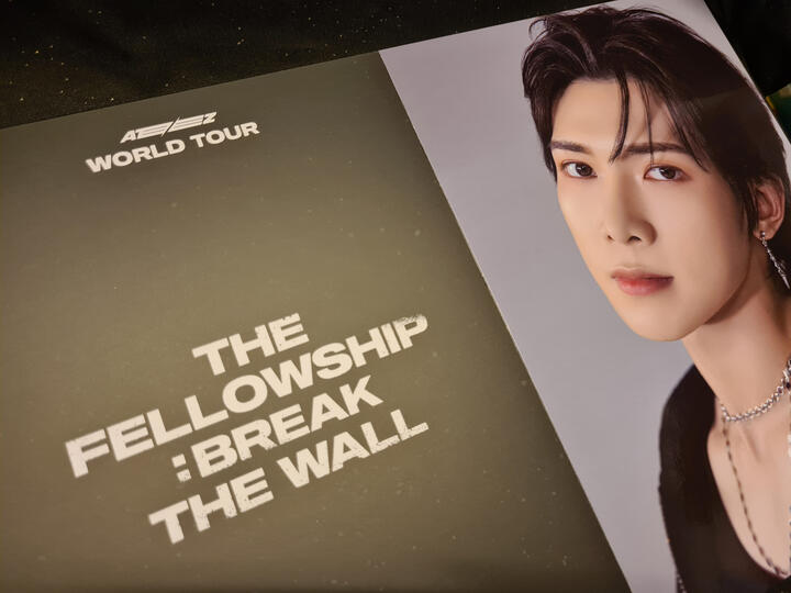 Example inside posterbook with Yeosang